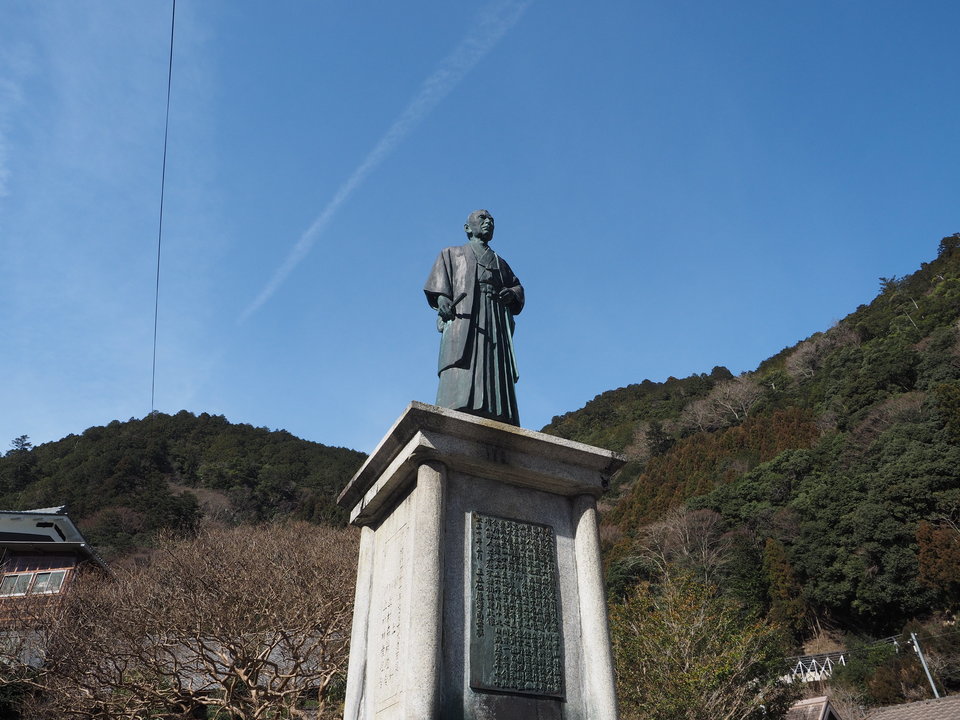 土倉庄三郎　銅像