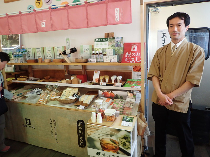 紀の川じるしのめぐみ　生産者も店頭に