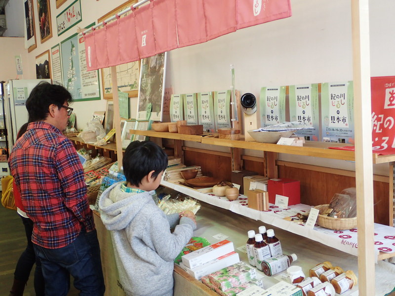 紀の川じるしのコーナーをじっくり見てくださっています