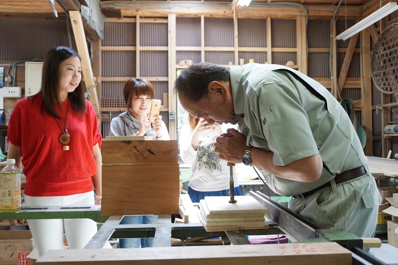 板に焼印する様子を見せてくれた小林さん