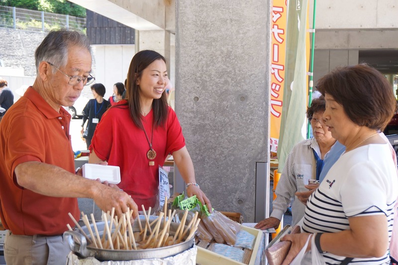 手づくりコンニャク屋さんが忙しそう鳥居さんはしばしスタッフに