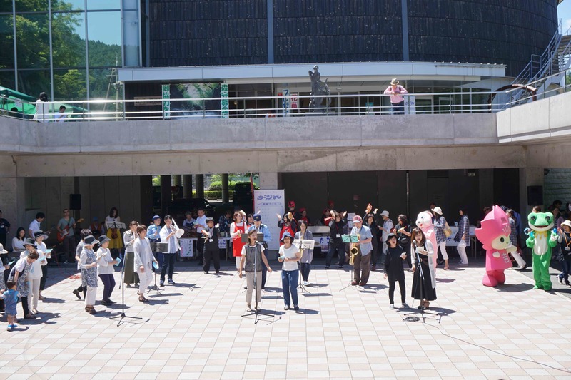 とつぜん「恋」の合唱が