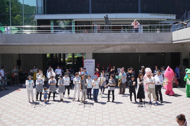 たくさんの人たちが集まってきて