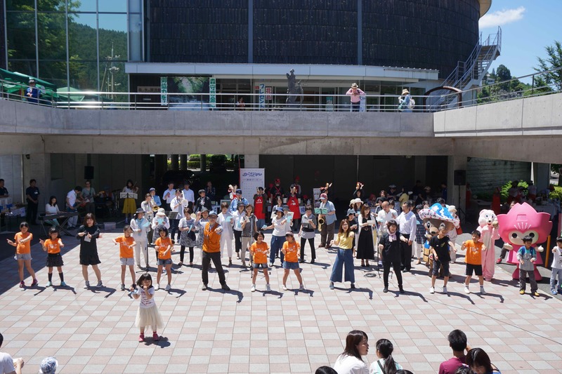 踊りながらの大合唱に