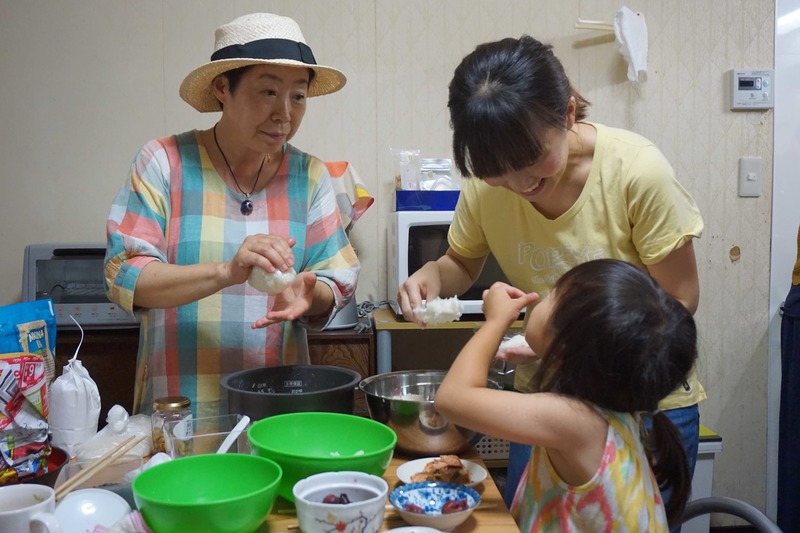 昼食もみんなで準備